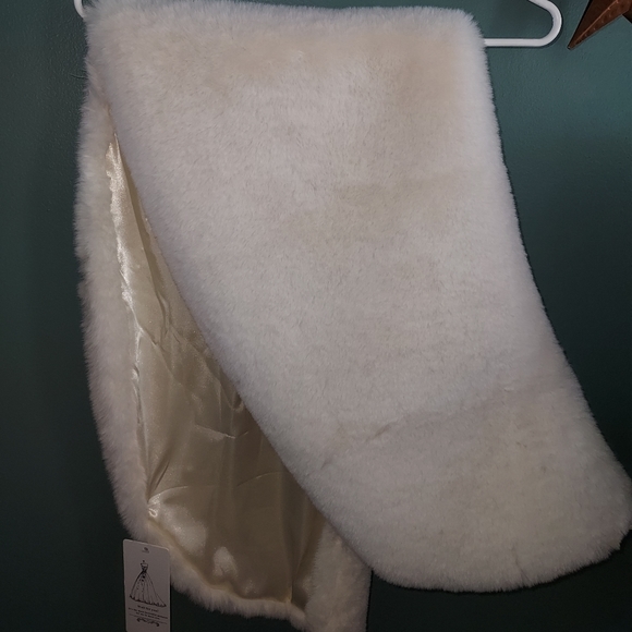 Ivory Faux Fur Shawl - Picture 2 of 4